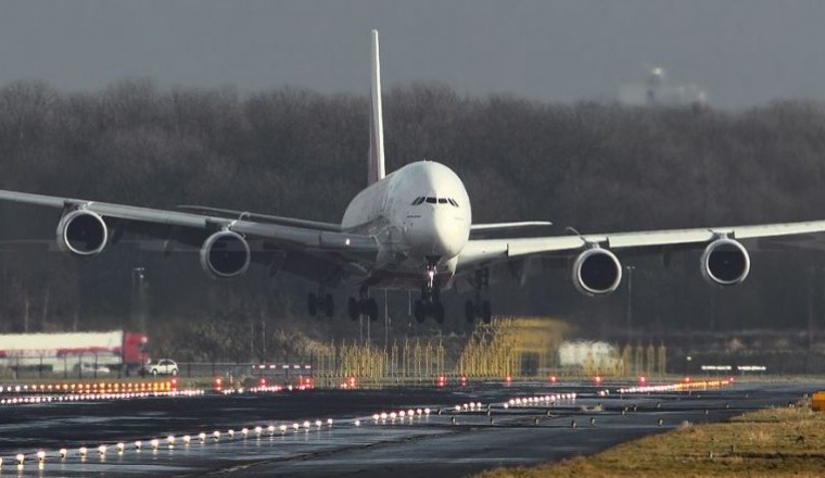 EMIRATES AIRLINE LANDS AMIDST IMPOSSIBLE WINDS