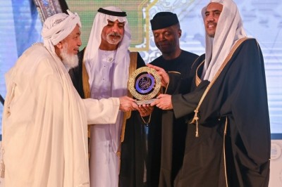 محمد بن عبد الكريم العيسى يفوز بجائزة 