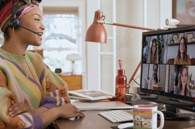 أدر محادثاتك من أي مكان بأفضل صوت وصورة مع مجموعة 