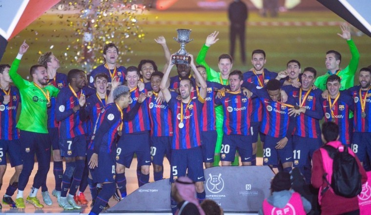 فريق برشلونة يُتوّج بلقب كأس السوبر الإسباني في الرياض