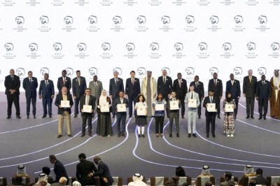 رئيس الدولة يكرم الفائزين العشرة بـ 