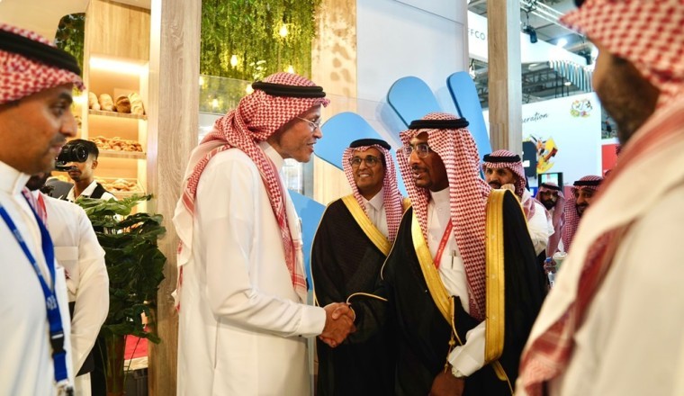 أثناء افتتاحه معرض “سعودي فود”... وزير الصناعة يزور جناح “المراعي” ويثمن جهودها في صناعة الأغذية