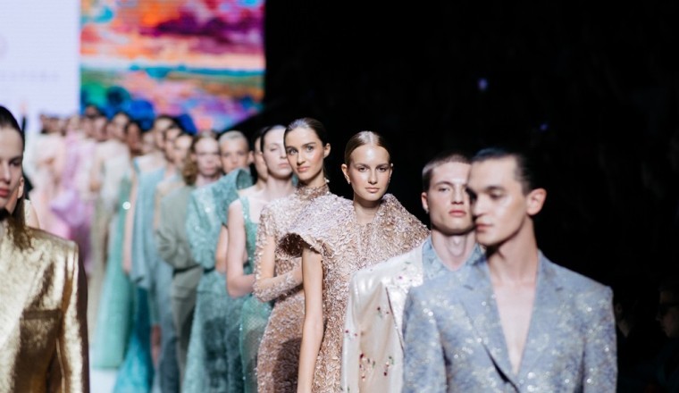 مصمّم إماراتي ينقل الحضور إلى حديقة مُزهرة خلال Moscow Fashion Week