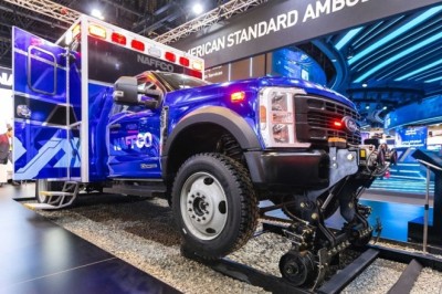 شركة نافكو تكشف عن أول سيارة إسعاف قادرة على السير على مسارات القطارات لتوفير الدعم في حالات الطوارىء الطبية وحوادث السكك الحديدية